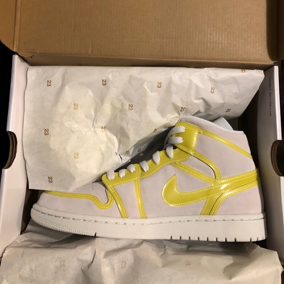 Air Jordan 1 Mid LX Basketball Shoe (Size 9 Men’s) - Picture 7 of 7